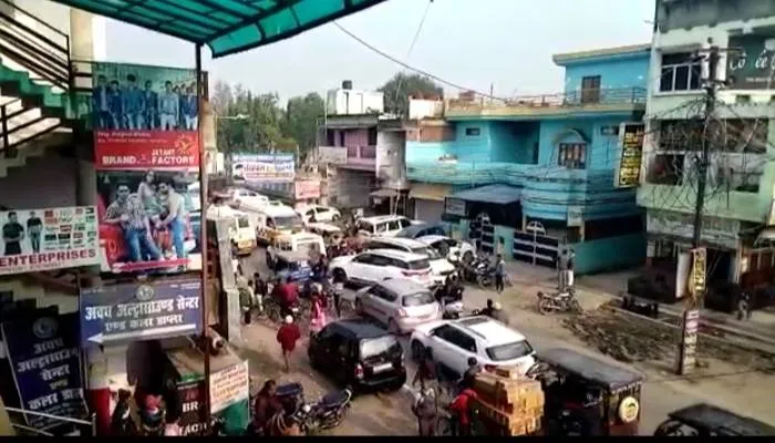 बहराइच: यातायात पुलिस की निष्क्रियता के चलते जाम में फंसी एंबुलेंस