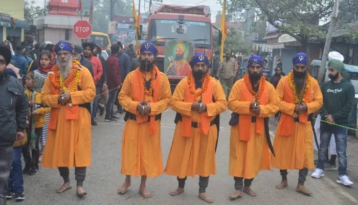 अयोध्या: श्री गुरु गोविंद सिंह के प्रकाश पर्व पर सिख समाज ने निकाली शोभा यात्रा