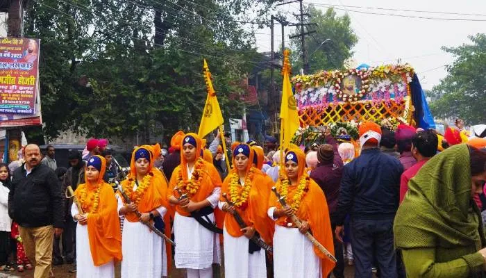 रायबरेलीः श्री गुरु गोविंद सिंह जी महराज के प्रकाश उत्सव पर निकली शोभायात्रा