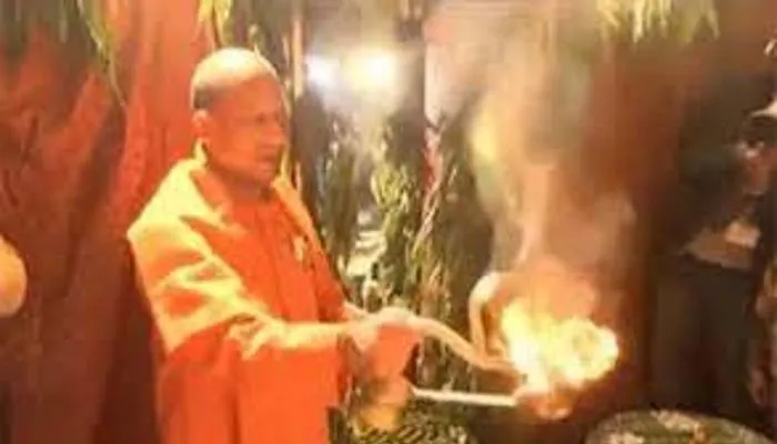 प्रधानमंत्री मोदी की दीर्घायु के लिये मुख्यमंत्री योगी ने की काशी में विशेष पूजा