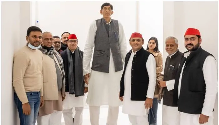UP Election 2022 : सपा को मिला सबसे लंबे आदमी का साथ, जानिए कौन हैं धर्मेंद्र प्रताप सिंह