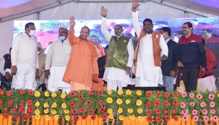 गोरखपुर : सीएम योगी ने बांटे टैबलेट व स्मार्टफोन, 68 करोड़ की 20 परियोजनाओं की दी सौगात