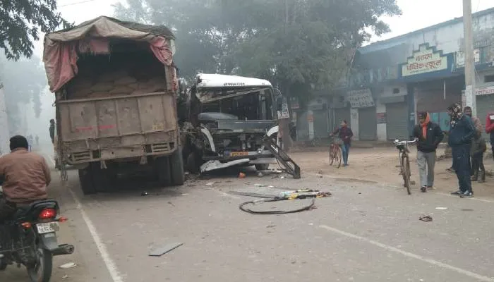 अयोध्या: ट्रक व बस में हुई भिड़ंत, एक की मौत, 10 घायल