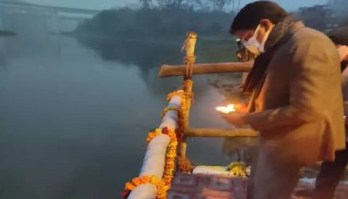 रायबरेलीः शहीद किसानों की याद में एडीएम ने सई नदी पर किया दीपदान