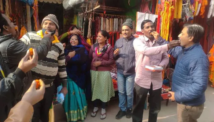 अयोध्या: योगी गए गोरखपुर, समर्थक निराश, व्यापारियों ने बांटे लड्डू