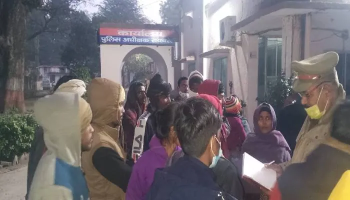 रायबरेलीः मारपीट में घायल युवक की मौत, परिजनों ने एसपी कार्यालय के बाहर किया हंगामा