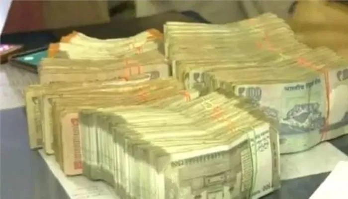 देवरिया में पुलिस चेकिंग के दौरान कार से बीस लाख रुपये बरामद