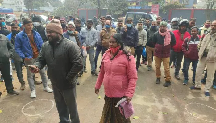 अयोध्या: मजिस्ट्रेट ने परीक्षा देने से रोका तो महिला ने सेंटर पर किया हंगामा, जानें वजह