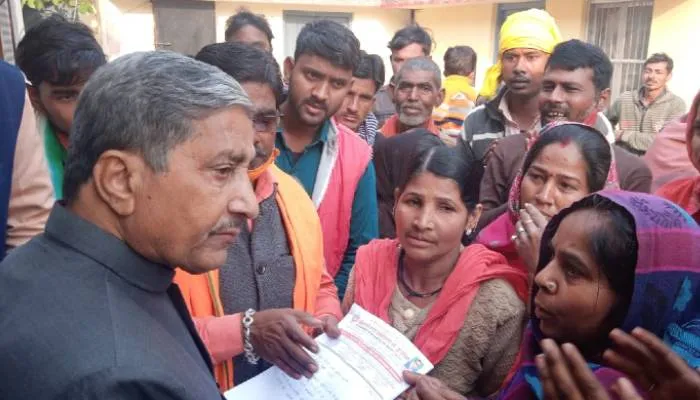 बहराइच: वाल्मीकि समाज के लोगों ने सहकारिता मंत्री को सौंपा ज्ञापन, की ये बड़ी मांग