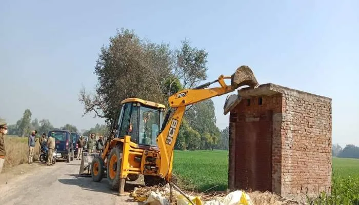 रायबरेली: पुलिस ने ठेका पर चलवाया बुलडोजर, प्रधान की गिरफ्तारी के लिए दी जा रही दबिश