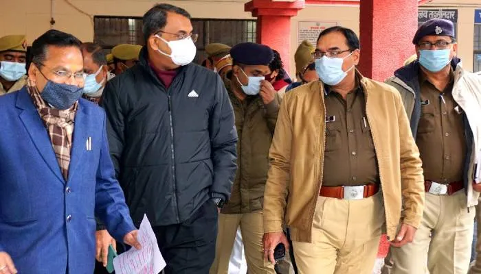 सीतापुर: डीएम व एसपी ने किया नामांकन केंद्रों का निरीक्षण, दिए ये निर्देश