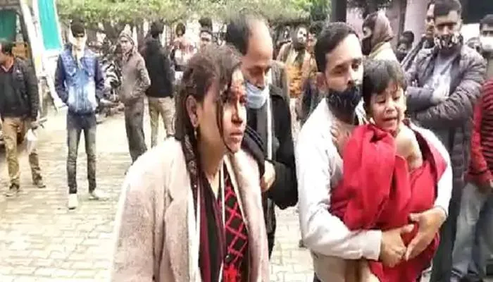 बाराबंकी में यात्रियों से भरी रोडवेज बस पलटी, तीन की मौत, 18 घायल