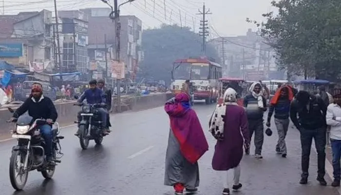लखनऊ: दिन भर बारिश से बढ़ी ठंड, हाथ-पैर पड़े सुन्न