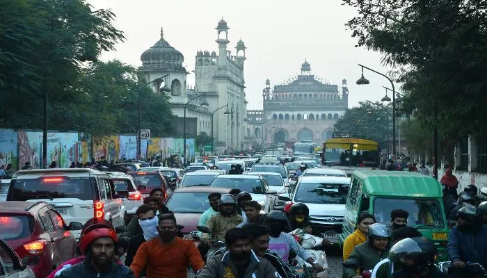 लखनऊ: नए साल के पहले दिन राजधानी की सड़कों पर लगा भीषण जाम