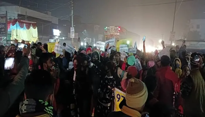 अयोध्या में सड़क पर उतरे बेरोजगार, ताली-थाली बजाकर किया प्रदर्शन
