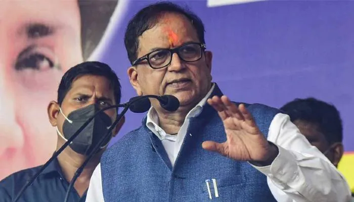 मोबाइल-टैबलेट बांटकर युवाओं का वोट खरीदना चाहती है भाजपा : सतीश चंद्र मिश्र