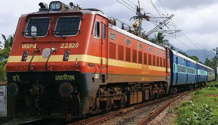 रेल यात्रियों के लिए बड़ी खबर: नौचंदी सहित कई ट्रेनें रद्द, लखनऊ-काठगोदाम का बदला रूट