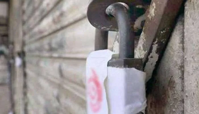 सीतापुर: अवैध कब्जेदार का दवाखाना भवन सील