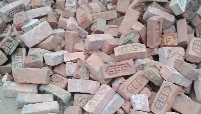 बहराइच: खड़ंजा निर्माण में घटिया सामग्री प्रयोग होने पर जेई ने लगाई रोक