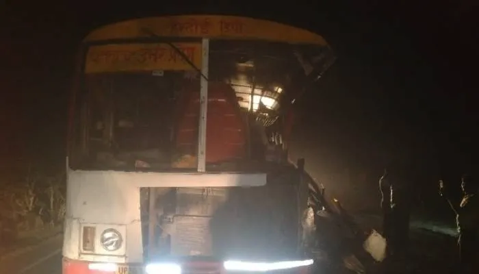 हरदोई: खड़ी ट्रैक्टर-ट्रॉली में घुसी अनियंत्रित रोडवेज बस, उड़े परखच्चे