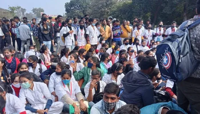 गोरखपुर: राज नर्सिंग कॉलेज की फर्जी मान्यता पर डिग्री की मांग को लेकर छात्राओं ने किया प्रदर्शन