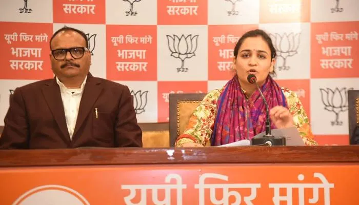 यूपी चुनाव 2022: भाजपा की शान में अपर्णा ने गढ़े कसीदे, कहा- बहू बेटियों को अब नहीं लगता यूपी में डर