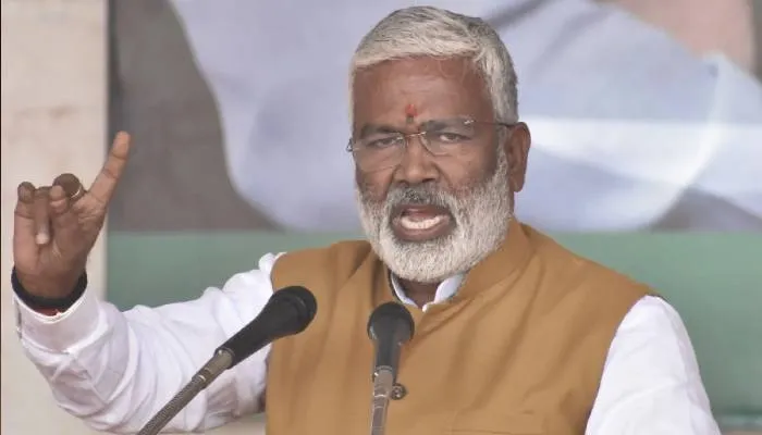 अखिलेश सरकार नहीं प्राइवेट कंपनी चलाते हैं : स्वतंत्र देव सिंह