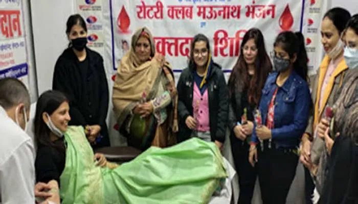 मऊ की महिलाओं ने रक्तदान की अनोखी पहल के साथ मनाया नया साल
