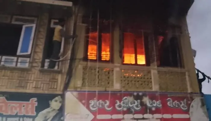 सीतापुर: मिष्ठान भंडार की दूसरी मंजिल पर लगी भीषण आग, लाखों का हुआ नुकसान