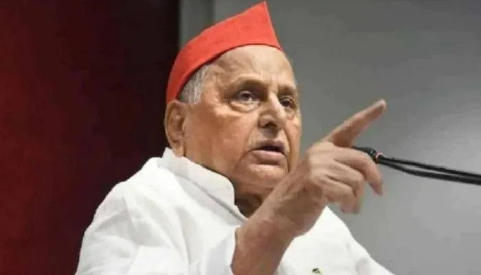 भाजपा नेता लाल टोपी से डर गए : मुलायम सिंह यादव