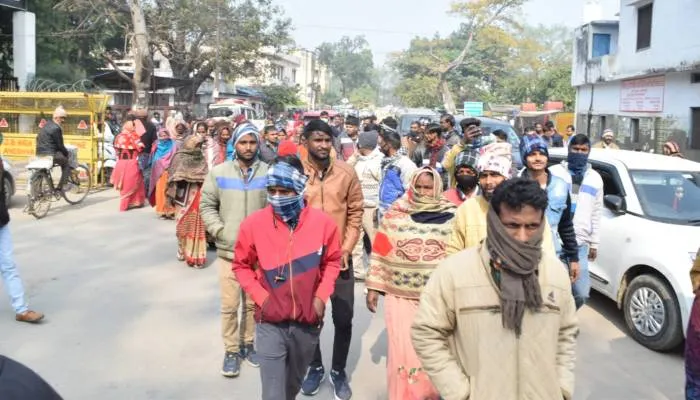 अयोध्या: दबंग की शिकायत लेकर ट्रैक्टर-ट्रॉलियों से तहसील पहुंचे ग्रामीण