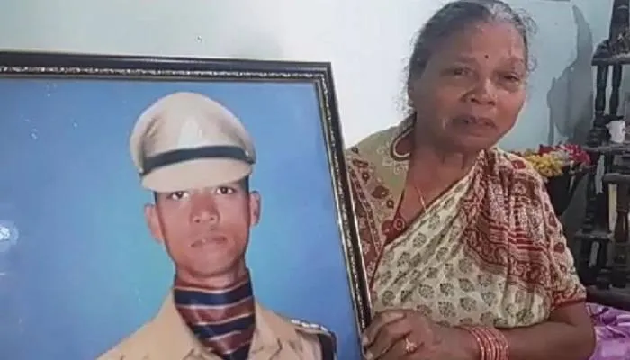 लखनऊ: शहीद विवेक सक्सेना की मां लौटाना चाहती हैं बेटे को मिला शौर्य चक्र, जानें वजह