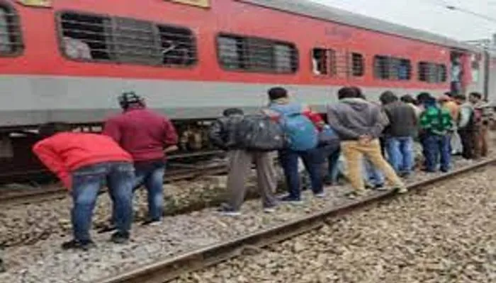 पहिया जाम होने से एक घंटे तक जंघई रेलवे स्टेशन पर खड़ी रही गोदान एक्सप्रेस