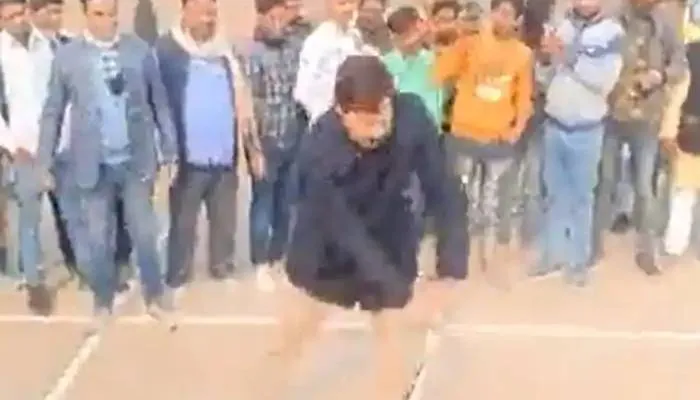 भगोड़े घोषित हुए पूर्व सांसद का क्रिकेट खेलते वीडियो वायरल, डीजीपी ने कहा होगी जांच