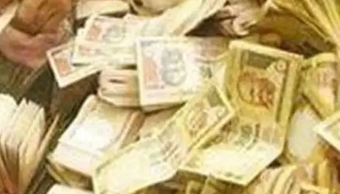 लखनऊ: चिनहट में आयकर विभाग ने एसयूवी कार से जब्त किये 12 लाख रुपये