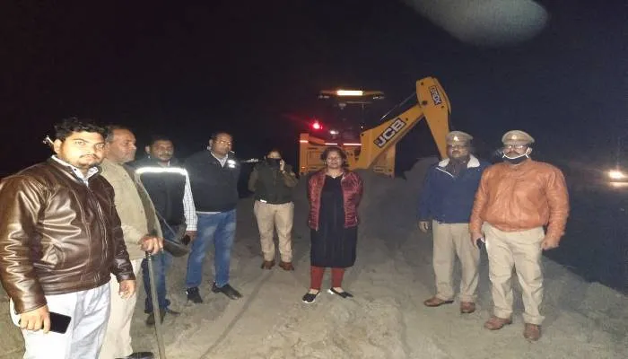 बाराबंकी: उपजिलाधिकारी ने पकड़ी अवैध बालू खनन कर रही जेसीबी