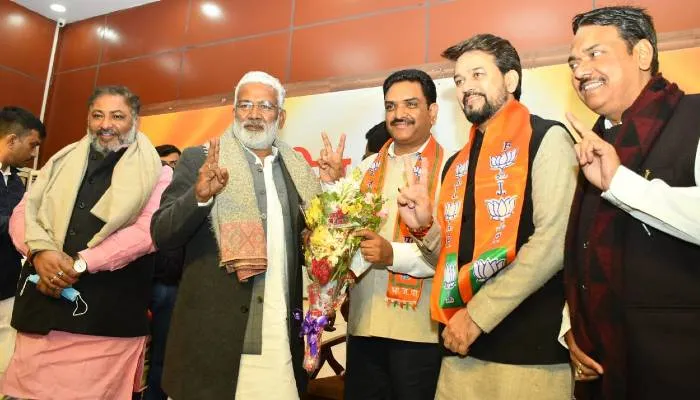 यूपी चुनाव 2022: स्वतंत्र देव सिंह ने पूर्व पुलिस कमिश्नर असीम अरुण को दिलाई भाजपा की सदस्यता