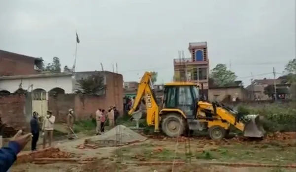 मुरादाबाद : राजस्व टीम ने विवादित प्लाट की चारदीवारी तोड़ी