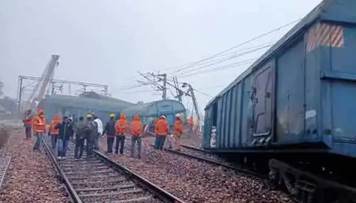 मथुरा में मालगाड़ी के 15 डिब्बे बेपटरी, दिल्ली-मथुरा रेल मार्ग बाधित