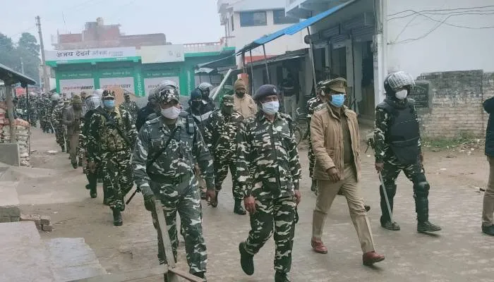 बहराइच: जवानों ने निष्पक्ष मतदान के लिए बस स्टॉप से लेकर बाजार तक निकाला रूट मार्च