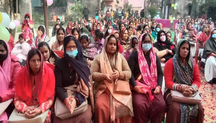 अयोध्या: सीएचसी पर हुए सम्मेलन में आशा बहुओं को किया गया सम्मानित