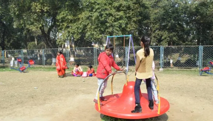 अयोध्या में मौसम खेल रहा है ‘लुका-छिपी’, गुरुवार को रही गलन तो शुक्रवार को खिली धूप