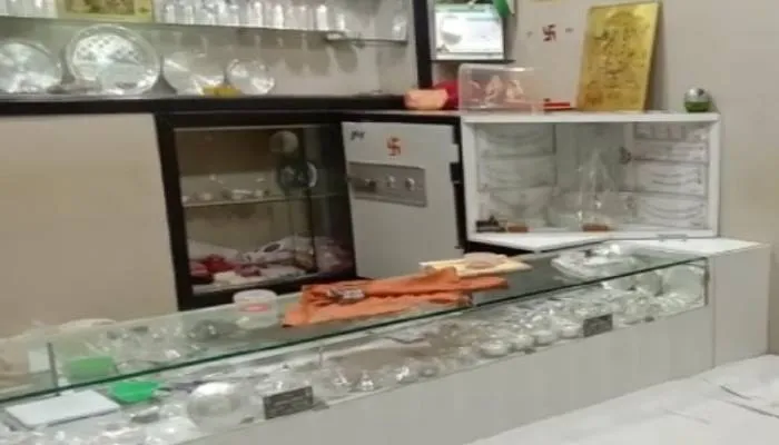 कानपुर: ज्वैलर्स की दुकान का शटर काटकर लाखों का माल किया पार