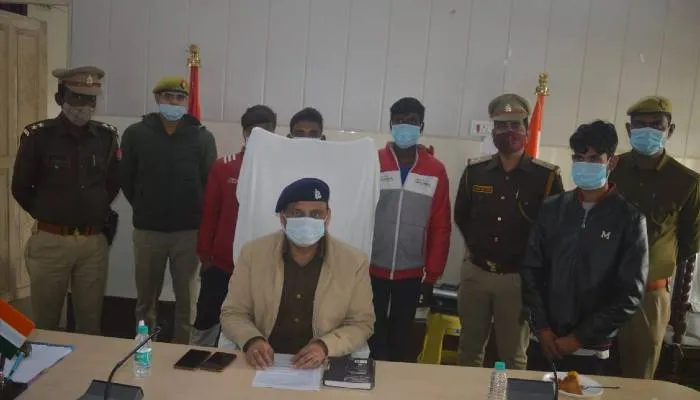 अयोध्या: चोरी के सामानों के साथ चार गिरफ्तार, लैपटॉप समेत अन्य उपकरण बरामद