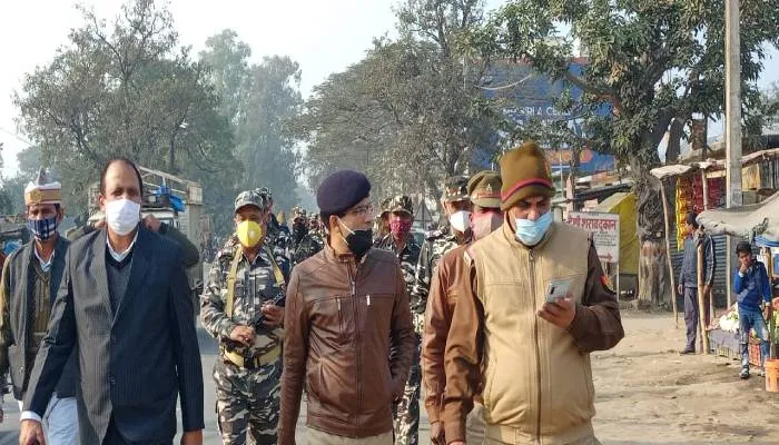 बहराइच: एसडीएम व सीओ के साथ संवेदनशील बूथों का अर्ध सैनिक बल के जवानों ने लिया जायजा