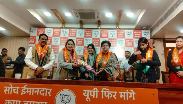महापौर संयुक्ता भाटिया ने भाजपा मुख्यालय पर किया अपर्णा यादव का स्वागत