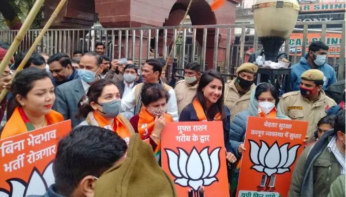 अपर्णा ने डोर टू डोर अभियान के तहत लोगों से की भाजपा को वोट करने की अपील, जानें क्या कहा?