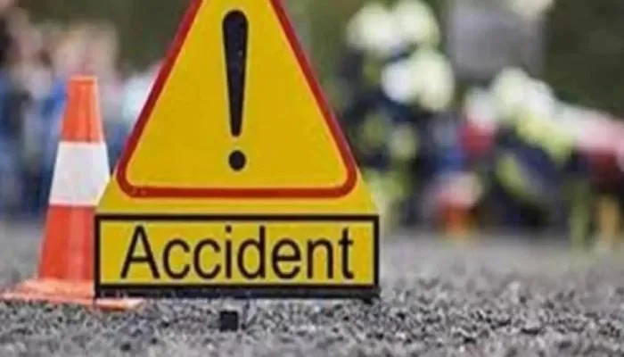 बहराइच: ट्रक व ट्रैक्टर में हुई जोरदार टक्कर, तीन घायल