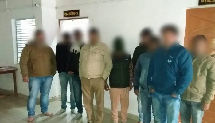 हरदोई: पुलिस ने लाखों की नकदी के साथ 9 जुआरियों को दबोचा, नौ मोबाइल और पिस्टल बरामद