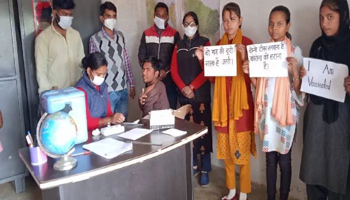 बहराइच: किसान इंटर कॉलेज में हुआ वैक्सीनेशन शिविर का आयोजन, छात्रों ने लगवाया टीका